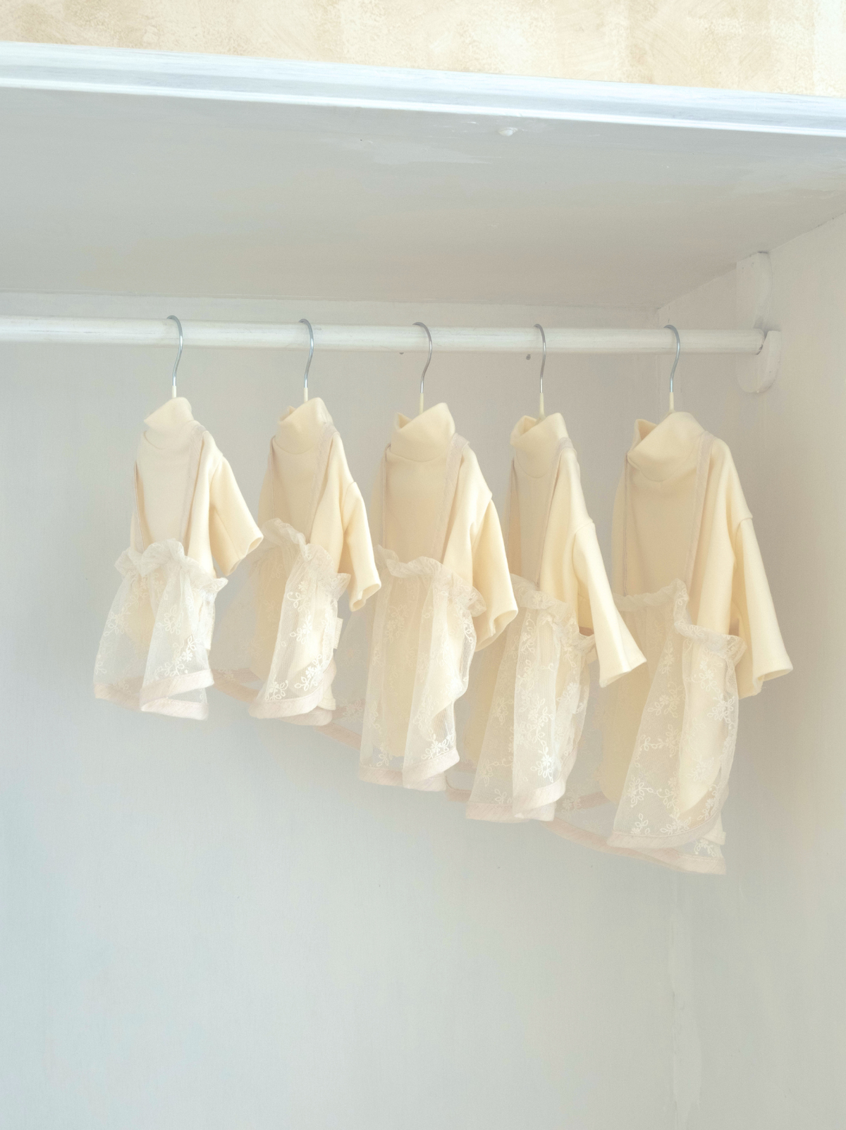 Pawlorful Anniversary Lace Set displayed in five sizes